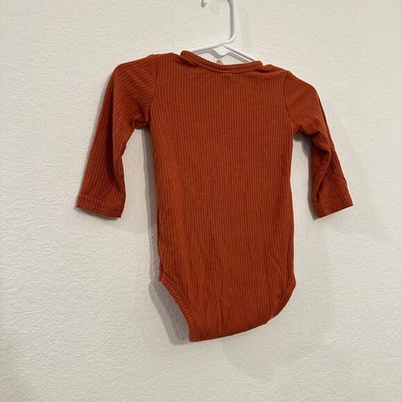 Kate Quinn Long Sleeve Bodysuit Modal Henley Rib Knit 3-6M Orange Rust Pumpkin - Picture 4 of 4